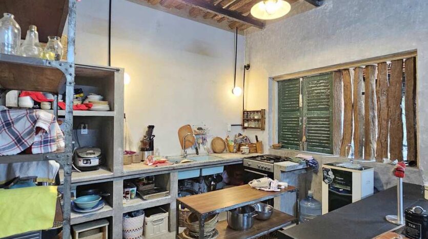 Bếp và khu sinh hoạt tầng trệt | Ground-floor kitchen and living area