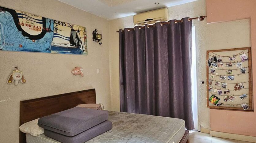 Phòng ngủ có máy lạnh | Air-conditioned bedroom