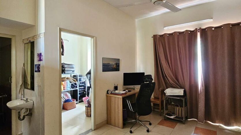 Phòng làm việc có WC riêng | Study room with en-suite bathroom