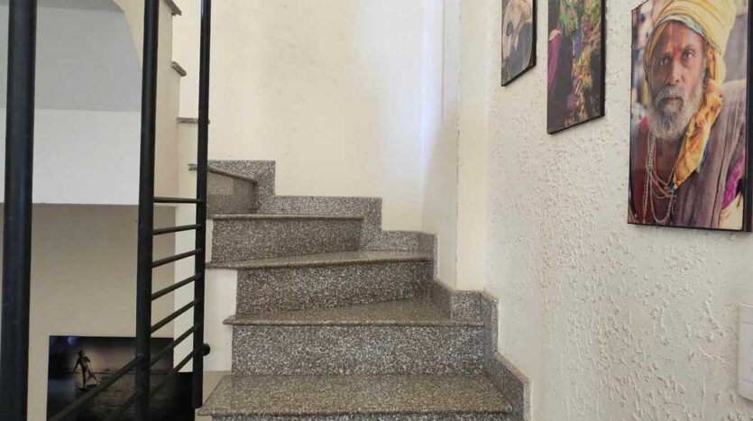 Cầu thang lầu lửng | Split-level staircase