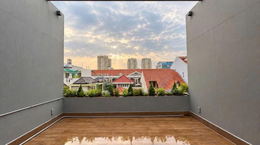 Sân thượng nhìn ra thành phố | Rooftop terrace with city view