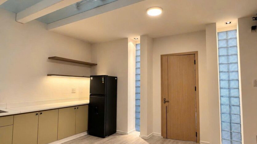 Bếp có tủ lạnh và giếng trời | Kitchen with fridge and skylight