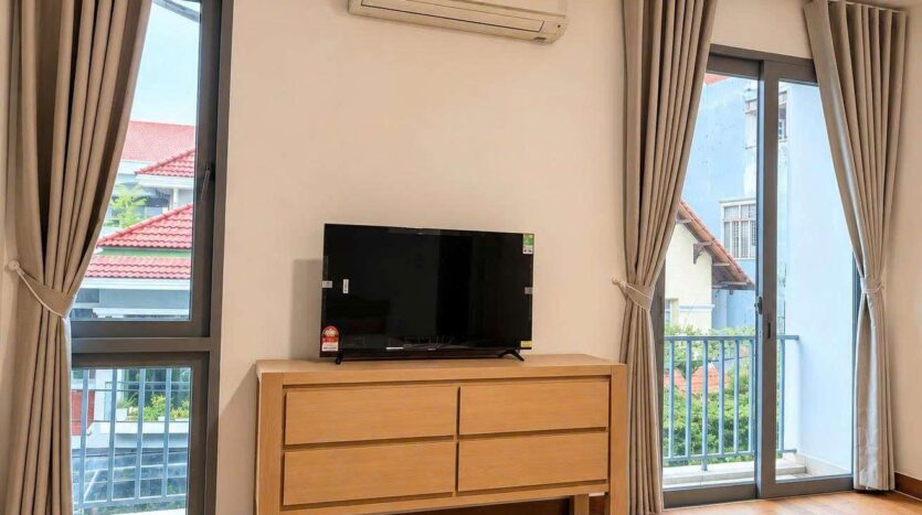 Phòng ngủ có TV và ban công | Bedroom with TV and balcony