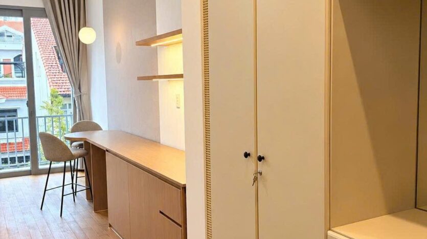Phòng ngủ có tủ âm tường và bàn làm việc | Bedroom with built-in wardrobe and desk