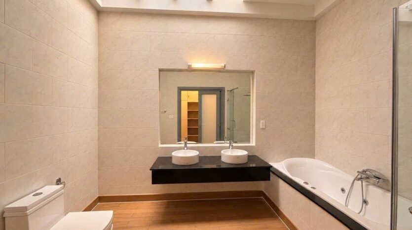 Phòng tắm master có bồn tắm và giếng trời | Master bathroom with bathtub and skylight