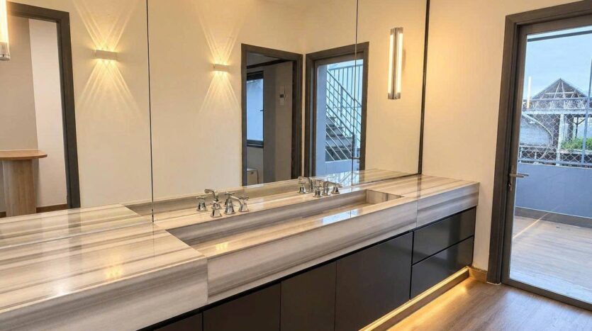 Lavabo đôi trong phòng tắm | Double vanity in the bathroom
