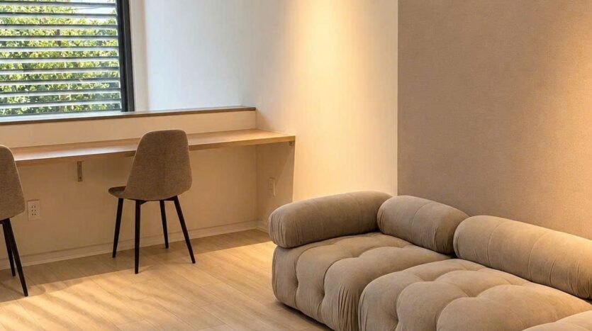 Phòng sinh hoạt có sofa và bàn làm việc | Family room with sofa and desk