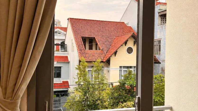 Ban công nhìn ra khu biệt thự | Balcony overlooking the villa neighbourhood